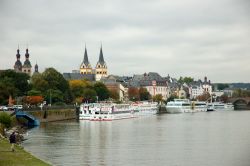 Il fiume Mosella, con alcune crociere fluviali e sullo sfondo il centro storico di Coblenza. Koblenz è una tappa d'obbligo delle crociere, dato che si trova alla confluenza tra il ...