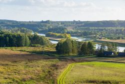 Fiume Neris e colline di Kernave, Lituania: nel corso della storia, i depositi alluvionali del Neris hanno sepolto le tracce di presenza umana nella vallata per secoli, fino a quando gli archeologi ...