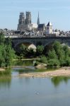 Il Fiume Orléans e, sullo sfondo, la città omonima che ha dato i natali a Giovanna d'Arco - foto © D. Chauveau