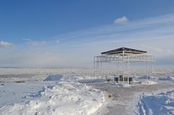 Fiume San Lorenzo ghiacciato: all'estremità del molo di La Malbaie, in Québec, questo gazebo solitario circondato dalle acque ghiacciate del Saint-Laurent è forse l'immagine ...