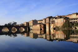 Il fiume Tarn riflette l'immagine delle case costruite sulla sua riva ad Albi, Francia.