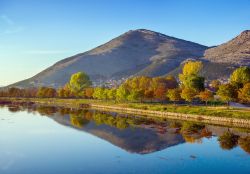 Fiume Trebisnjica, Bosnia Erzegovina - Foliage autunnale con tonalità dal giallo al rossastro per gli alberi e la vegetazione che si rispecchiano sul fiume Trebisnjica conosciuto anche ...