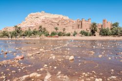 Fiume Ouarzazate e Ksar di Ait Benhaddou, il Villaggio in fango patrimonio UNESCO del Marocco - © Philip Lange / Shutterstock.com 