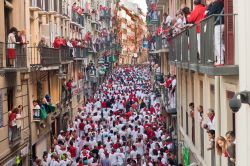Un vero e proprio fiume umano si accalca lungo la Calle Estafeta di Pamplona (Spagna) prima della corsa dei tori in occasione della Festa di San Firmino, a metà luglio - © Migel ...