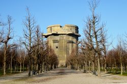 Le Flaktürme di Vienna erano state ideate da Hitler: sono  tre torri di cemento armato che vennero costruite nell'Augarten per la difesa aerea della città - © Erich ...