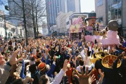 Folla al Mardi Gras di New Orleans - Nella città della Louisiana i tradizionali festeggiamenti di carnevale durano quasi un mese con sfilate e cortei di maschere e costumi colorati e ...
