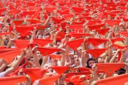 Pamplona, Comunità Autonoma della Navarra, Spagna: la folla trepidante alla cerimonia di apertura del Festival di San Firmino, che si tiene ogni anno dal 6 al 14 luglio e ha come momento ...