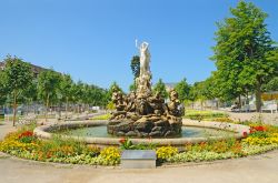 Fontana al complesso termale di Baden bei Wien: sono le famose terme che si trovano vicino a Vienna, a circa 26 km dal centro della capitale dell'Austria - © Tatiana Volgutova / Shutterstock.com ...