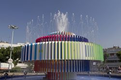Il Monumento dell'Acqua e del Fuoco di Tel Aviv (israele) è sia una fontana che una scultura, formata da cinque grandi anelli concentrici variopinti che ruotano lanciando getti d'acqua ...