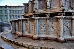 Fotografia ravvicinanta della Fontana Maggiore, in centro a Perugia