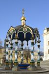 Fontana nel cortile interno del Monastero di Sergiev Posad a Mosca, località dell'Anello d'Oro in Russia - © Popova Valeriya / Shutterstock.com