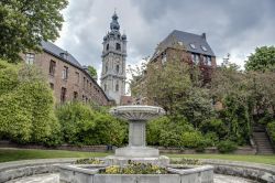 Fontana a Mons con il Beffroi (Patrimonio dell'Umanità dell'UNESCO) sullo sfondo - © Anibal Trejo / Shutterstock.com