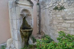 una Fontana a Pernes les Fontaines. Il borgo porta questo nome per la presenza di 40 fontane (per alcuni 41) all'interno del suo centro storico