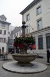 Fontana decorata nel centro di San Gallo durante il periodo di Natale