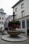 Fontana decorata nel centro di San Gallo durante il periodo di Natale