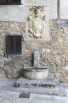Nel centro storico di Cuenca, nella regione spagnola de de La Mancia, sulla fontana è scolpito l'antico stemma della città - © villorejo / Shutterstock.com
