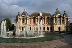 Fontana e Museo Belle Arti a Lille, Francia. Giochi d'acqua nella fontana di fronte al Palais des Beaux-Arts di Lille, uno dei più grandi musei d'arte di tutta la Francia, il ...