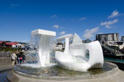 L'eccentrica fontana nel porto di Wellington, Nuova Zelanda, davanti allo storico Star Boating Club. E' il circolo di canottaggio più antico della città, fondato nel 1866 ...