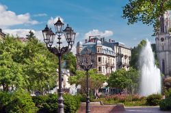 Una fontana nel parco delle terme di Baden-Baden in Germania. Il complesso è famoso per ospitare anche un casinò e come sede di importanti concerti - © g215 / Shutterstock.com ...