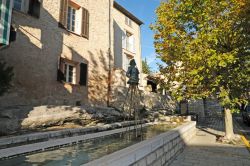 Fontana con statua, Tourrettes sur Loup - Sulla via principale del paese, quella che taglia a metà il villaggio e che conduce verso Grasse e Vence, si affaccia una grande vasca d'acqua ...