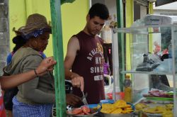 Platano e patate fritte oppure pollo fritto. Lo street food di Jarabacoa si concentra su queste scelte che esprimono la parte saliente dell'alimentazione tipica della Repubblica Dominicana.
 ...