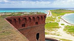 Fort Jefferson a Keys Island, Florida - La contea di Monroe ospita nel parco nazionale di Dry Tortugas, 110 km ad ovest di Key West, Fort Jefferson, considerata la fortezza costiera in mattoni ...