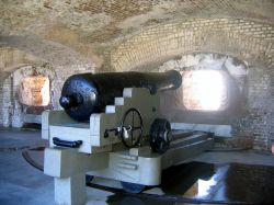 Fort Sumter, lungo la costa della Carolina del Sud: fu qui che ebbe inizio la Guerra Civile Americana, con l'attacco dei sudisti, nel 1861. Lincoln pose fine alla guerra nel 1865, dopo che ...