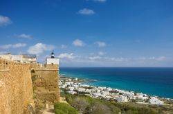 Il grande Forte Bizantino e la spiaggia  della città di Kelibia in Tunisia - © WitR / Shutterstock.com