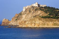 Il grande ed austero forte Genovese di Tabarka, domina questo tratto della costa del Corallo in Tunisia. Ci troviamo nel nord del paese, sulla costa settentrionale che s'affaccia verso la ...