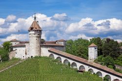 La cinquecentesca fortezza del Munot, a Sciaffusa, in Svizzera - © Natali Glado / Shutterstock.com 
