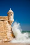 Il Forte Portoghese di Lagos, in Algarve affronta le onde oceaniche del sud del Portogallo - © kps1664 / Shutterstock.com