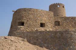 Forte di Khasab a Musandam. Questa fortezza risale al 16° secolo, ed era posta a difesa delle coste e dello stretto di Hormuz, nell'Oman settentrionale - © barbarico / Shutterstock.com ...