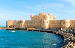 Fortezza sulla costa di Alessandria mar Mediterraneo in Egitto. La città un tempo era famosa per la sua storica biblioteca, una delle istituzioni culturali più importanti dell'antichità, ...