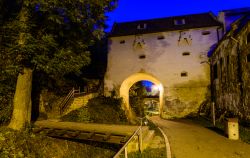 Scorcio notturno sulla città vecchia di Brasov, Romania - Furono i sassoni a scegliere questo territorio dell'attuale Romania per fondare una nuova colonia mercantile battezzata all'epoca ...