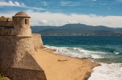 Fortificazioni sulla costa di Ajaccio in Corsica - © Gerardo Borbolla / shutterstock.com