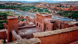Le fortificazioni in terra del Ksar di Ait Benhaddou in Marocco - © cdrin / Shutterstock.com