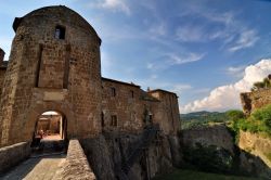 Il Fossato del Castello di Sorano in Maremma, Provincia di Grosseto (Toscana)