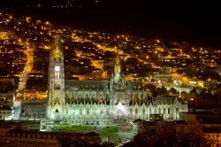 La Cattedrale di Quito by night, gioiello di Plaza de la Indipendencia, cominciata nel 1562 e terminata secoli dopo - © Pablo Hidalgo / Shutterstock.com