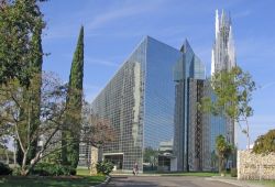 Cattedrale di Cristallo con campanile a Garden Grove, California. Il campanile costruito nel 1990 s'innalza per 240 metri ed è realizzato in acciaio rivestito da prismi in acciaio ...