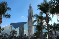 La Crystal Cathedral di Garden Grove, California. L'impianto a croce latina è realizzato in modo tale che tutti i posti a sedere siano il più vicino possibile al coro. La struttura ...
