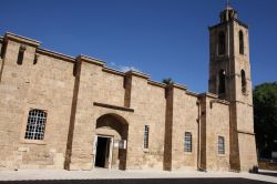 Foto di una chiesa, dentro il centro storico di Nicosia a Cipro - © Yiannis Kourtoglou / Shutterstock.com
