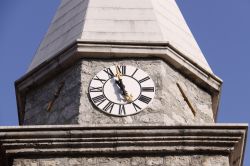 La chiesa di San Giacomo a Opatija (Croazia) è corredata da un bel campanile con orologio - © Christian Colista / Shutterstock.com