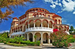 Una foto della bella chiesa di San (Agios) Nectarios a Aegina (Egina) in Grecia - © leoks / Shutterstock.com