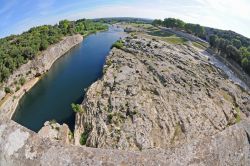 Foto del Panorama come si può ammirare dalla cima del Pont du Gard in Francia. in basso a sinestra le acque tranquille del fiume Gardon - © Fotokon / Shutterstock.com