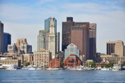 I grattacieli di Boston (Massachusetts) si stagliano fieri contro il cielo e si specchiano nelle acque del porto - © jiawangkun / Shutterstock.com