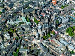 Foto di Aquisgrana: vista aerea del centro di Aachen in Germania, con al centro la Cattedrale e la Cappella Palatina, voluta da Carlo Magno - © Alexander Kirch / Shutterstock.com