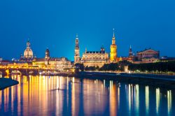 Fotografia notturna di Dresda: la skyline si riflette sul fiume Elba. I paesaggi cittadini della capitale della Sassonia erano stati classificati come Patrimoni UNESCO, ma la costruzione di ...
