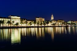 Spalato by night: chi arriva dopo il tramonto, in traghetto, nell'antica città imperiale dalmata, la vede così, con i palazzi eleganti allineati sul porto e il mare pieno di ...