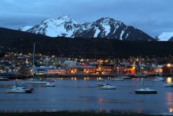 Foto di Ushuaia nella notte australe. E' la città più a sud dell'Argentina e del mondo e si trova sull'isola chiamata Terra del Fuoco - © jorisvo / Shutterstock.com ...