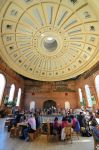 L'interno del Quincy Market di Boston, storica area commerciale situata accanto al porto, di fronte a Fenuil Hall. L'edificio, in stile neoclassico, è pieno di bancarelle gastronomiche ...